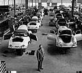 1958 Ferry Porsche in der Montagehalle Werk II in Stuttgart-Zuffenhausen vor Fahrzeugen der Typenreihe 356 A.